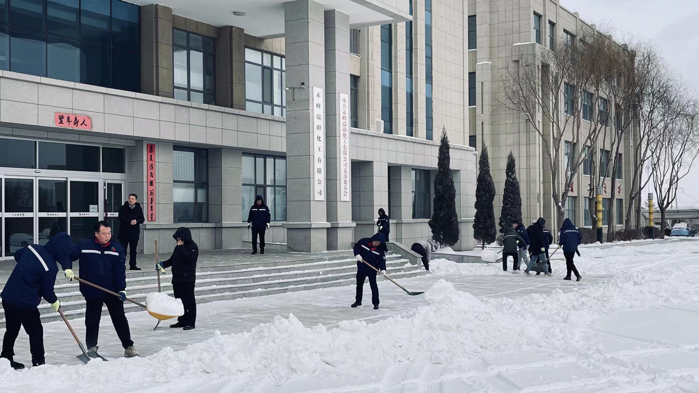 不畏嚴(yán)寒，除雪保安全出行